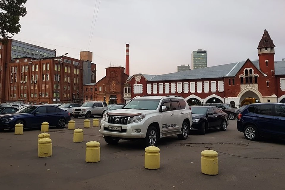 Дворы на Бадаевском заводе заблокированы машинами.