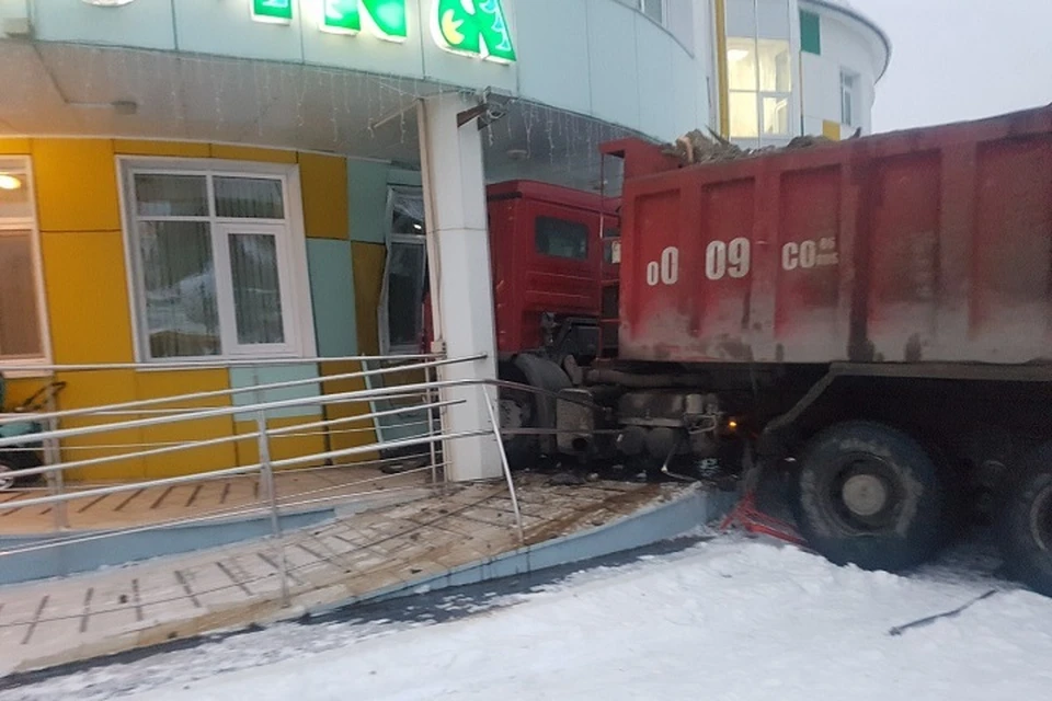 Остановить грузовик смогла только стена детсада. Фото из соцсети ВКонтакте