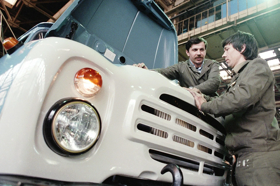 Во время проверки качества сборки грузовика ЗиЛ, 1987 год. Фото Соболев Валентин/Фотохроника ТАСС