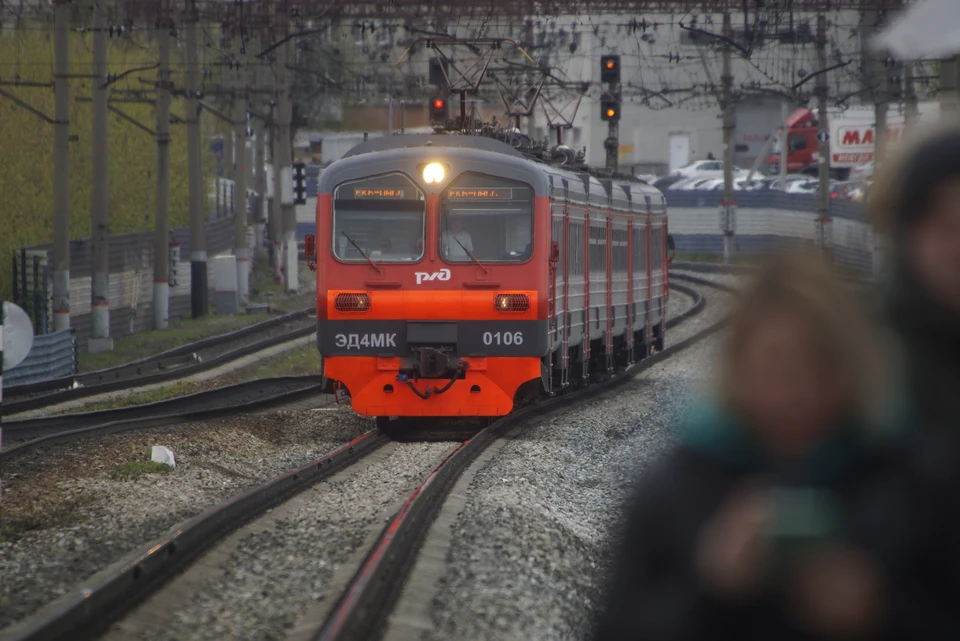 Пассажирам поезда 121С «Владикавказ – Санкт-Петербург» пришлось выпрыгивать из состава на ходу. По словам пострадавших, им просто не дали времени на то, чтобы выйти - локомотив без предупреждения потащил вагоны в депо.