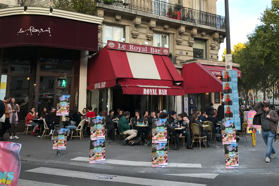 Уличные столбы в Париже не обклеивают рекламой, а укутывают объявлениями так, что потом ничего отмывать не придется