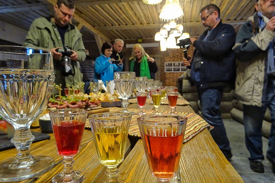 Дегустация разного рода настоек в Гаврилове Посаде, где работает музей национальных напитков.