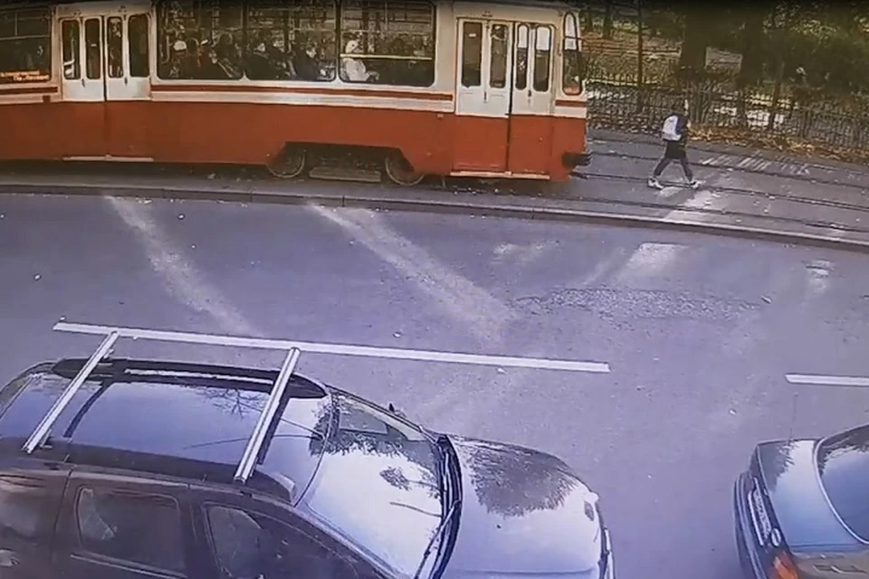 В Петербурге трамвай сбил и несколько метров протащил девушку