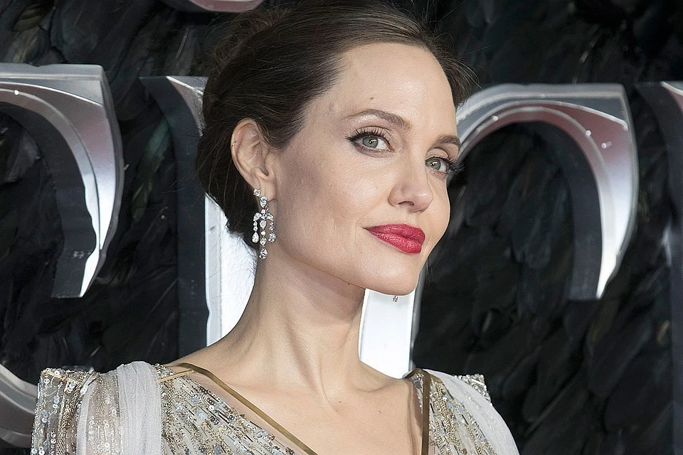 Анджелина Джоли трудится на износ