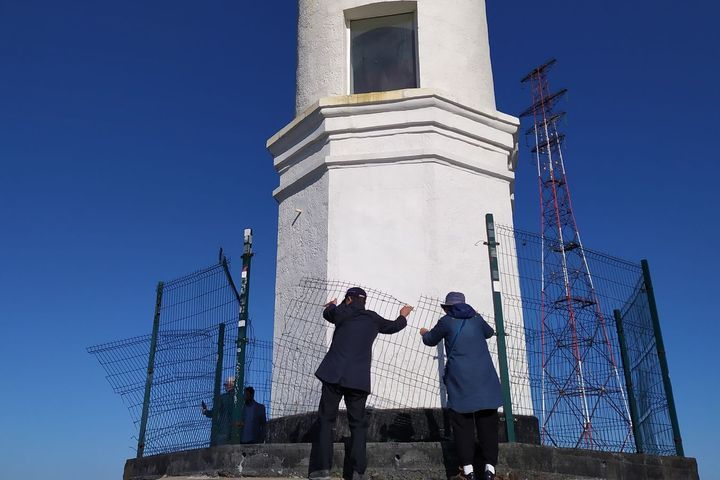 Иностранные туристы пытаются сами починить испорченное ограждение