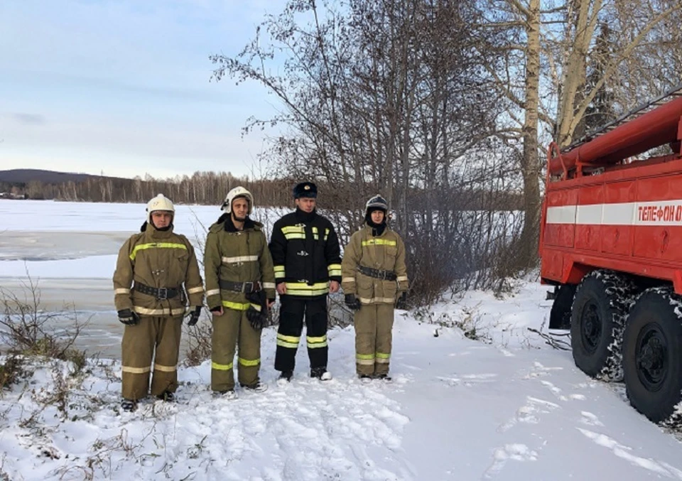 Пожарные развернули настоящую операцию по спасению мужчины. Фото: ГУ МЧС по Свердловской области
