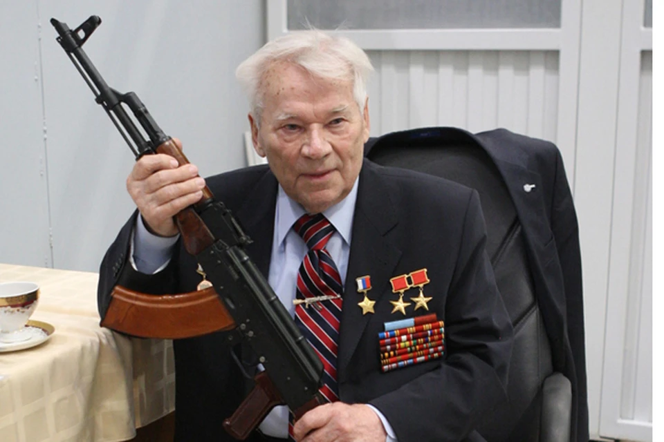 К концу жизни сержант Михаил Калашников стал генерал-лейтенантом, дважды Героем Соцтруда и Героем России. А у его автомата - 150 модификаций.
