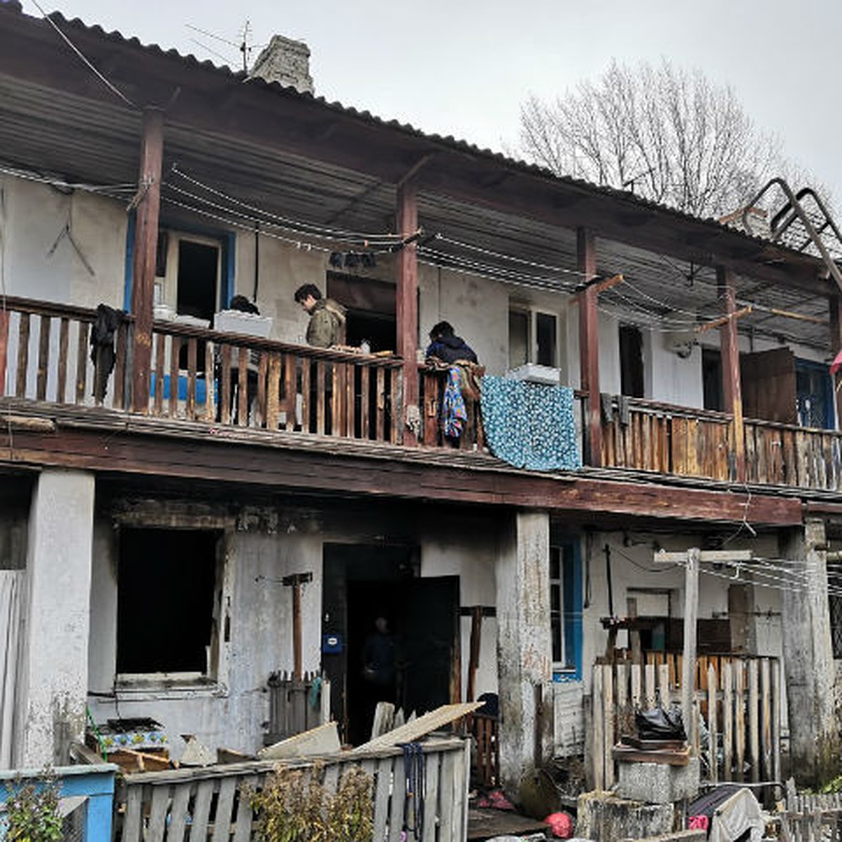 Дети живут без воды и света»: Жильцам сгоревшего многоквартирного дома  предложили восстановить его за свой счет - KP.RU