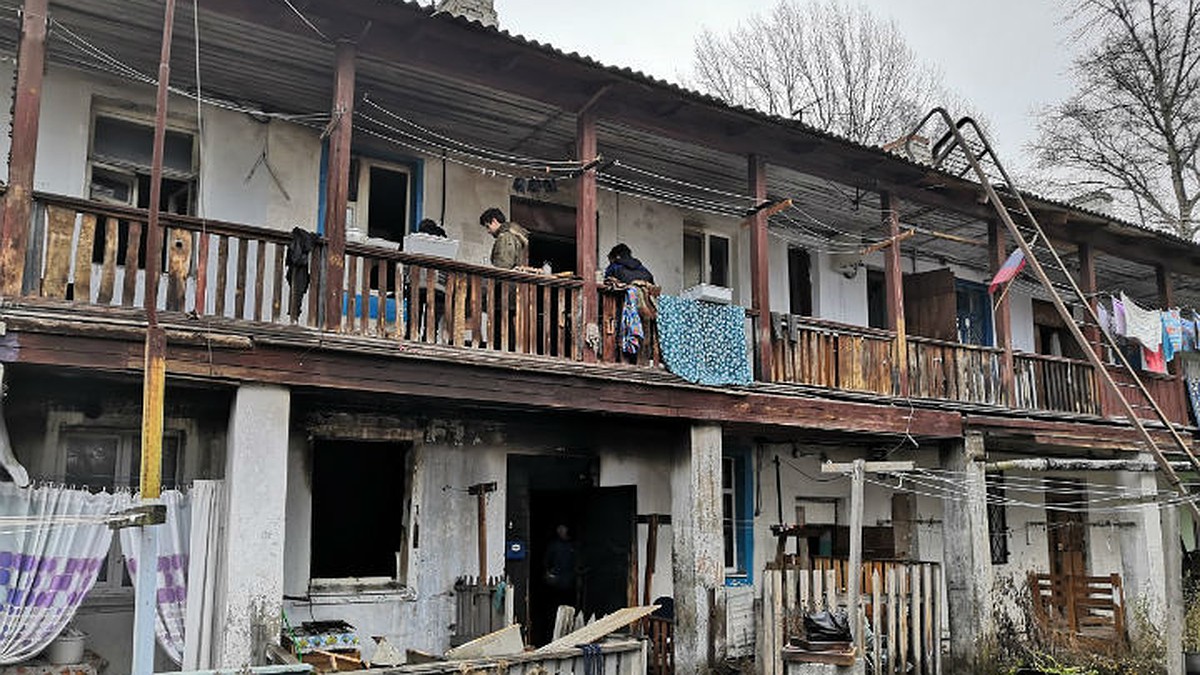 «Дети живут без воды и света»: Жильцам сгоревшего многоквартирного дома  предложили восстановить его за свой счет - KP.RU