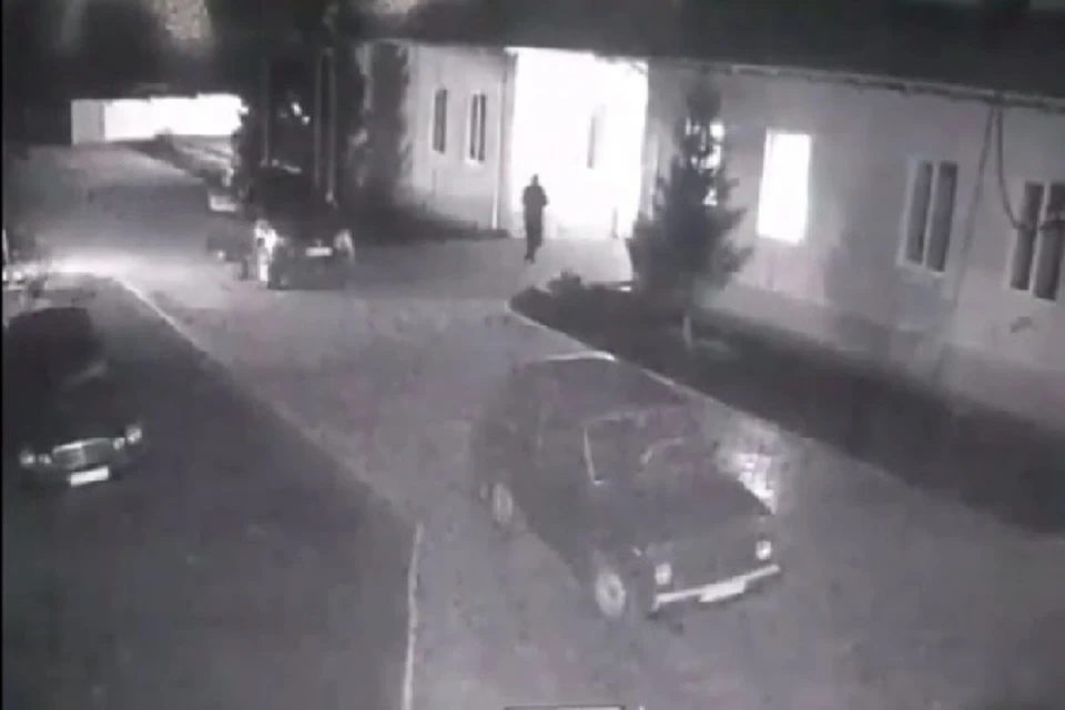 Снесли шлагбаум и ворвались на КПП. Фото: Скриншот из видео