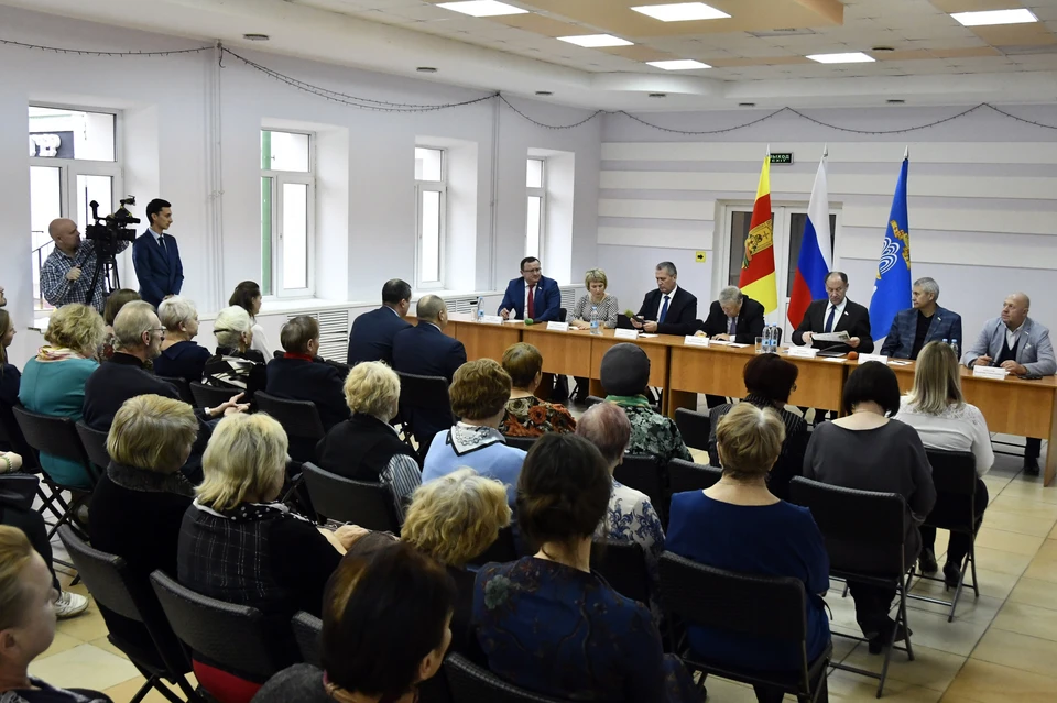 Итоги «Парламентского дня» депутаты подвели на встрече с местной общественностью. Фото: ЗС ТО