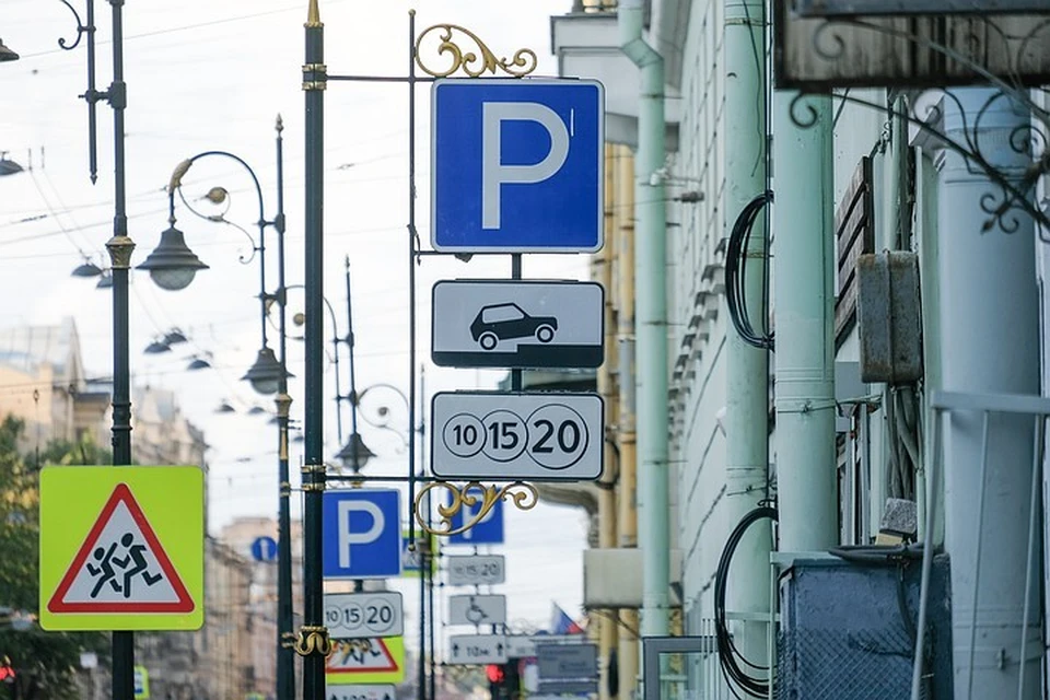 Зона платной парковки в центре Петербурга открылась осенью 2015 года. И до сих пор власти не могут штрафовать тех, кто не платит