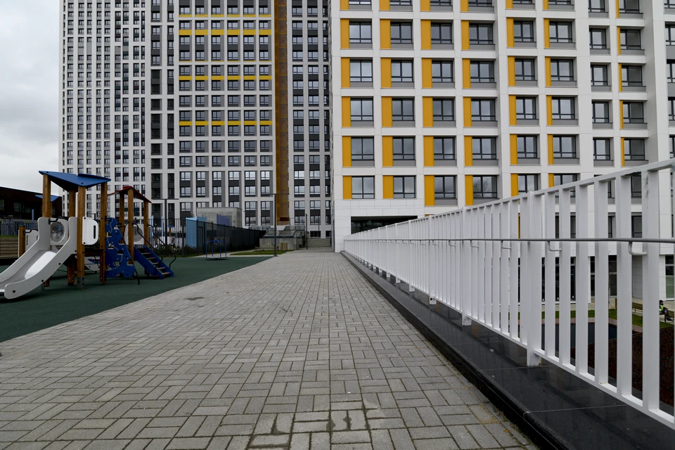 Около дома обустроили детские и спортивные площадки, а также места для отдыха взрослых. Фото: пресс-служба департамента строительства Москвы.