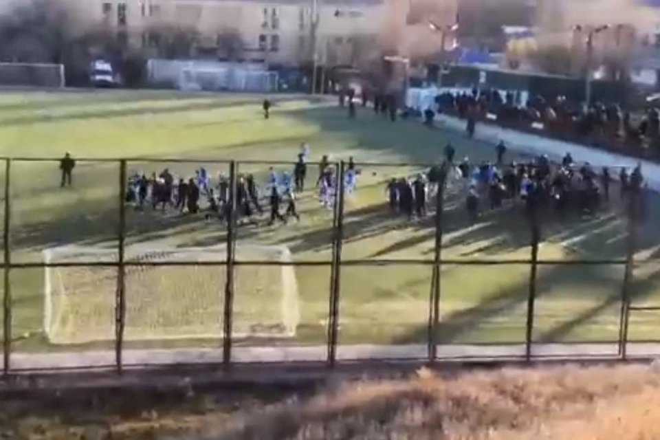 Массовая драка на футбольном поле в Элисте. Вратарь и защитник "Кубань-Холдинга" получили травмы