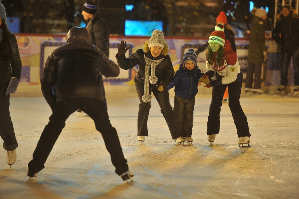 Покататься на коньках можно всей семьей!