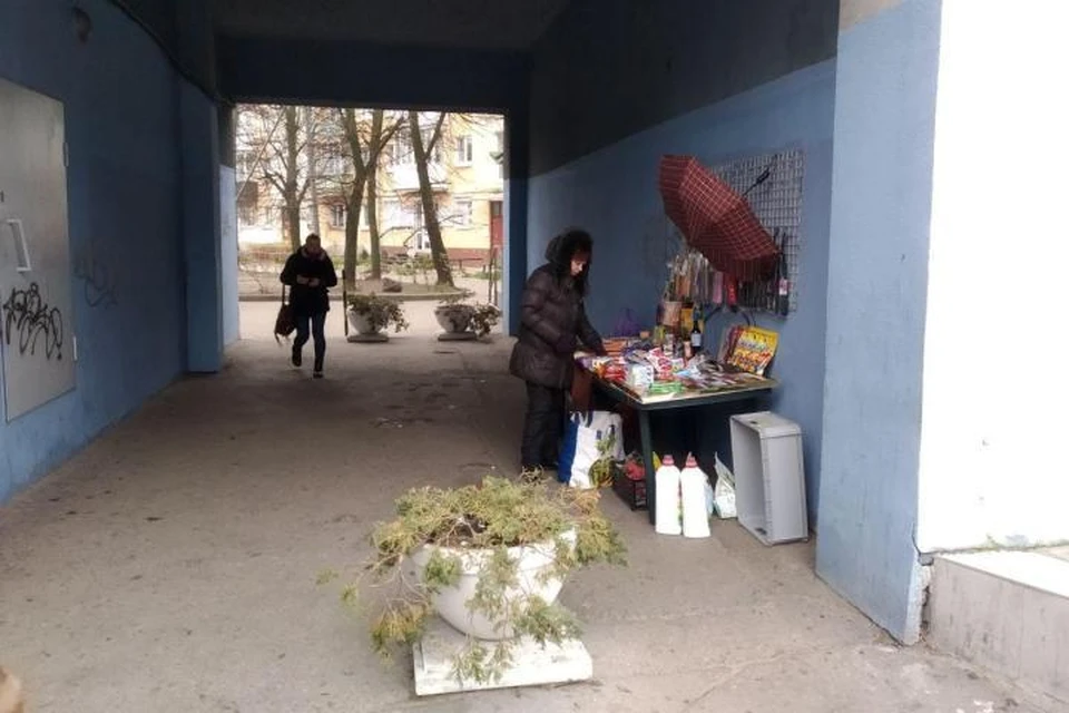 В арке у гостиницы «Калининград» торговцы все еще есть. Фотография сделана во вторник, 26 ноября.