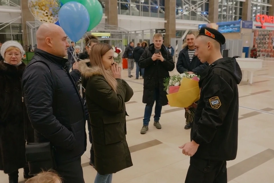 В аэропорту Красноярска солдат предложил руку и сердце своей любимой. Стоп-кадр видео