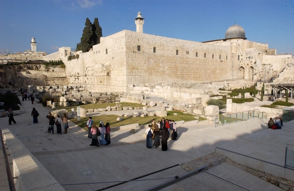 От Иерусалимского храма осталась только стена.