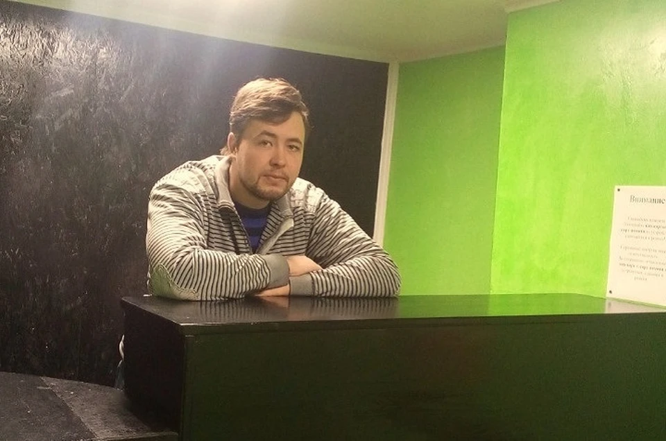 Дизайн своего офиса Дмитрий разработал сам, используя контрастные цвета.