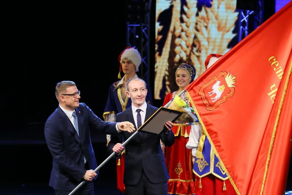 Губернатор Алексей Текслер вручает переходящее знамя главе Троицкого района.