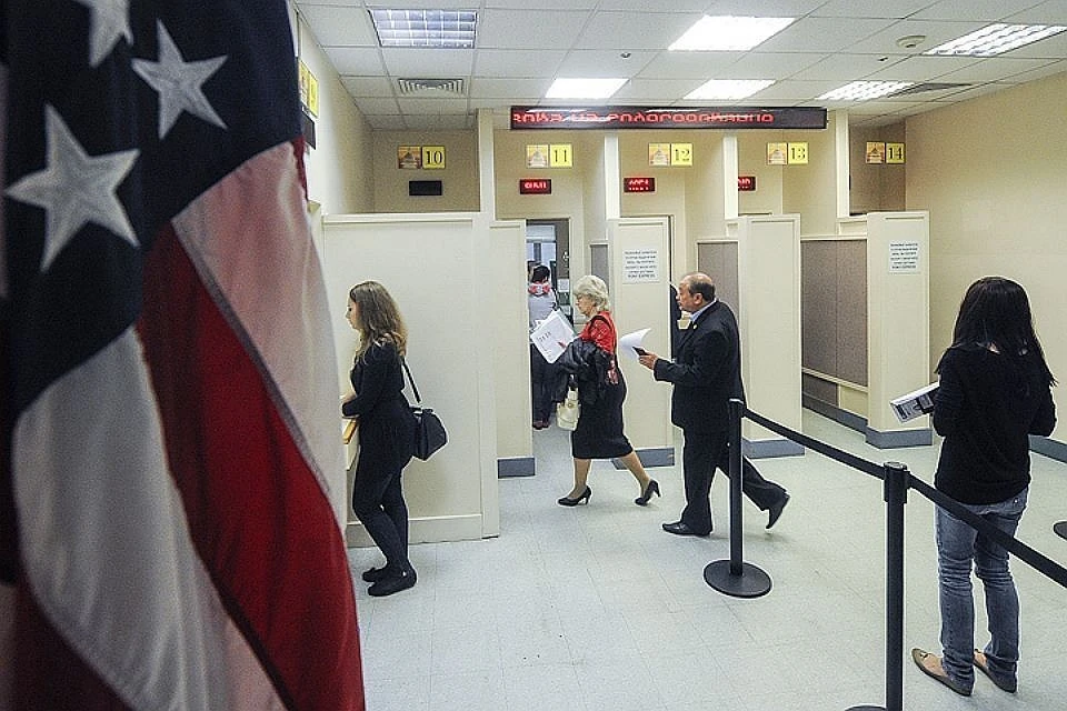 Во время регистрации в консульском отделе посольства США в Москве. Фото ИТАР-ТАСС/Александра Мудрац