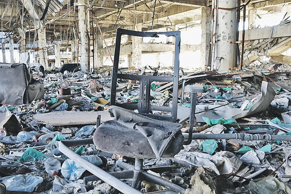 Донецкий аэропорт, уничтоженный до тла, стал самым выразительным символом этой войны.
