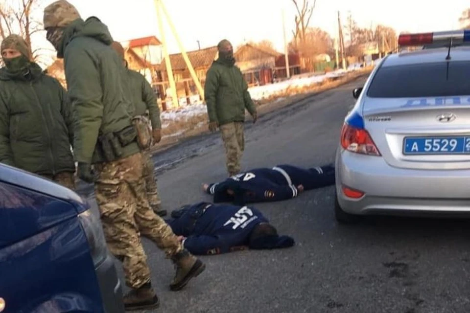 Двух инспекторов ГИБДД задержали в Приморье. Оперативная съемка