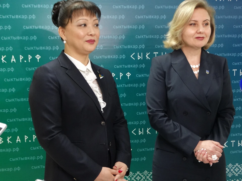 Председатель Совета депутатов города Анна Дю (слева) и новоиспеченный мэр Наталья Хозяинова (справа)