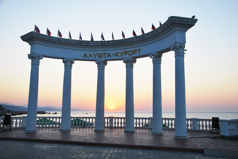 Алушта все новогодние тордества проводит у ротонды. Фото: пресс-служба горадминистрации