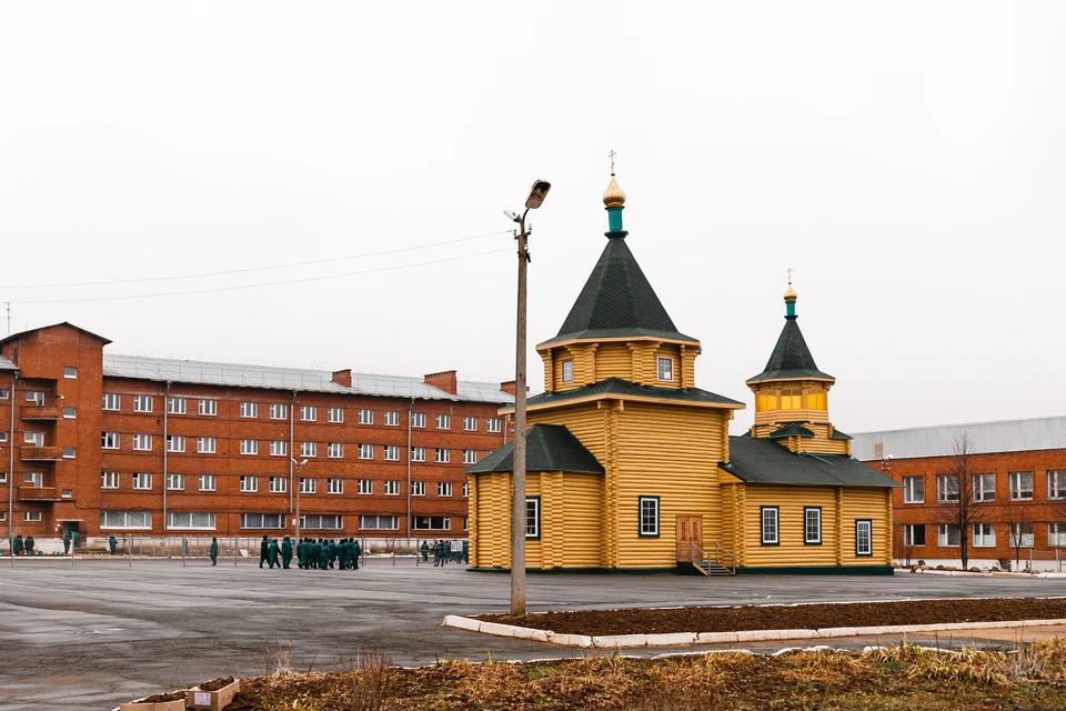 Колония похожа на двор, очерченный штабом, карантинным отделением, столовой, швейной фабрикой и общежитием. В центре двора стоит храм.