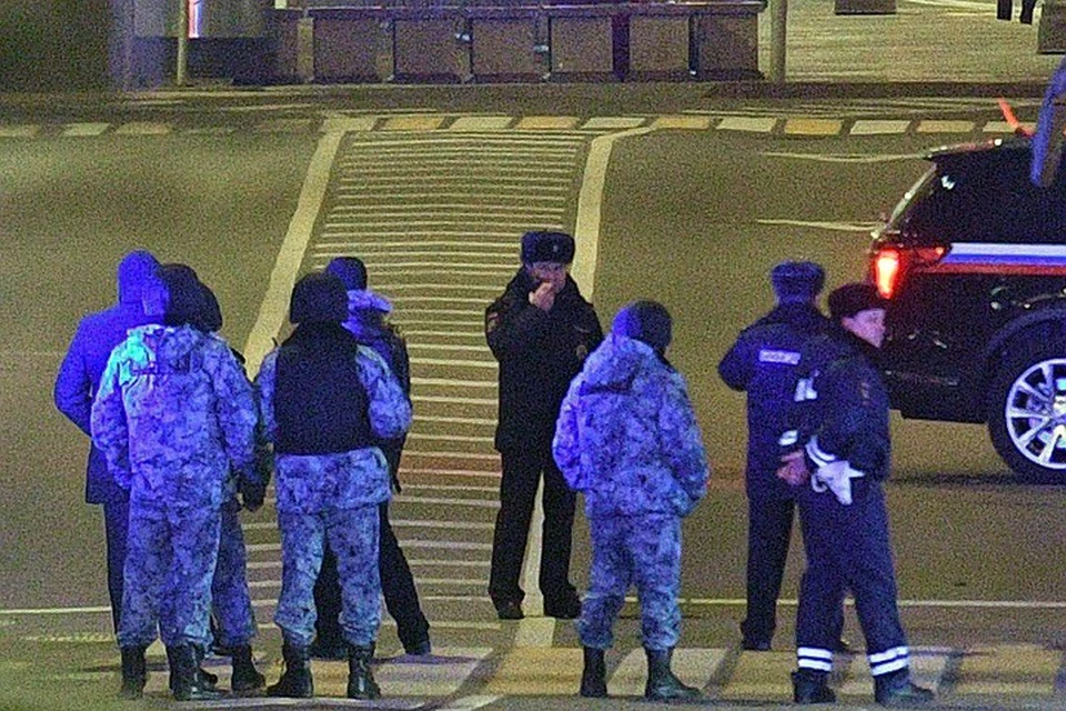 В результате стрельбы возле здания ведомства на Большой Лубянке в центре Москвы погиб один сотрудник ФСБ, еще пять человек получили ранения