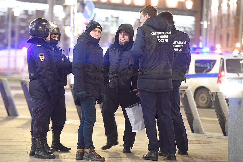 Евгений Манюров, вечером, 20 декабря открыл стрельбу в центре Москвы. Для его обезвреживания в центр были стянуты сотрудники силовых структур. Перестрелка продолжалась суть больше часа