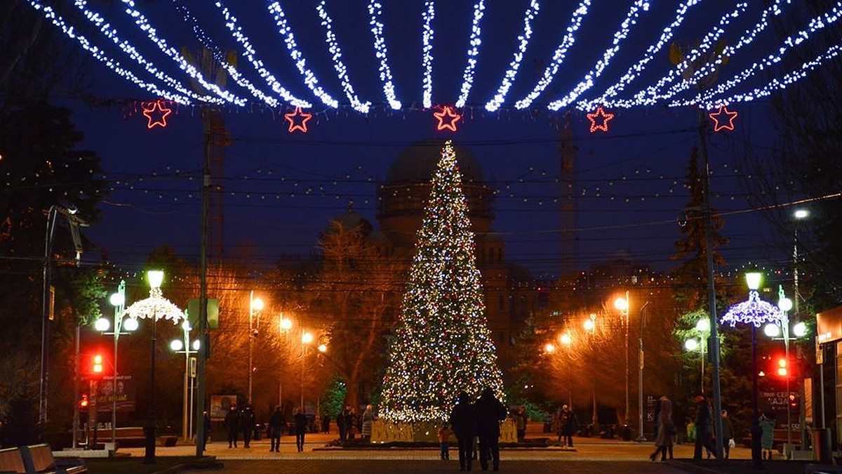 Новогодний волгоград. Елка в Волгограде 2020. Главная елка Волгограда 2020. Волгоград елка Центральная. Волгоград Кировский район Центральная елка.