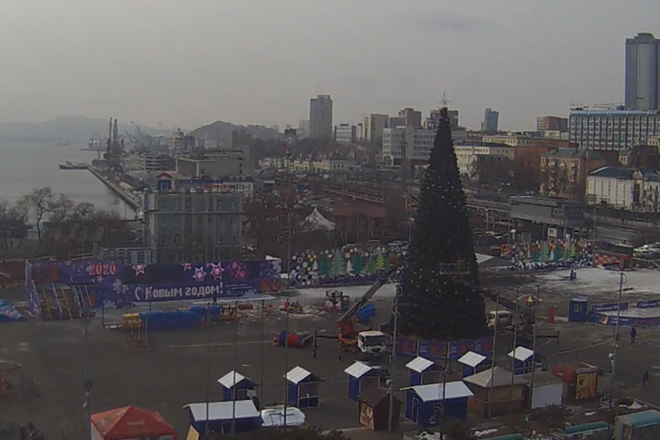 Дорогостоящий новогодний объект упал на главной площади Владивостока. Фото: print scren c камер Vladlink