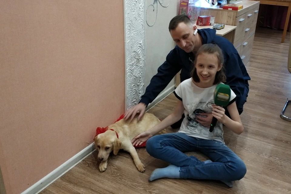 Катя из Обнинска счастлива: теперь у неё есть своя собака. Та, о которой мечтала. Фото пресс-службы Администрации г. Обнинска.
