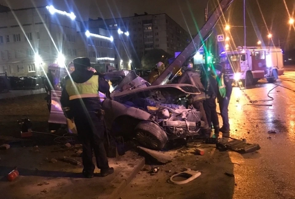 От удара о столб на "Мерседесе" не осталось живого места. Фото: vk.com/spb_today