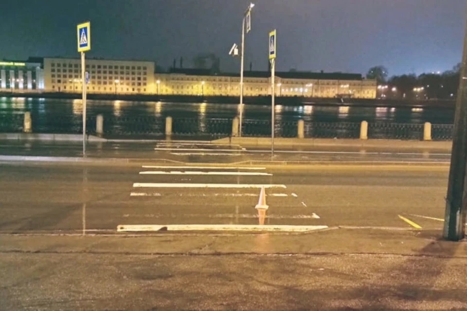 "Хендай" влетел в трех пешеходов на Октябрьской набережной в Петербурге. Фото: vk.com/dorinspb