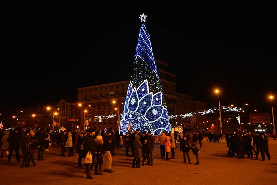 Возле елки на площади Ленина жители ДНР желали друг другу мира, счастья и благополучия