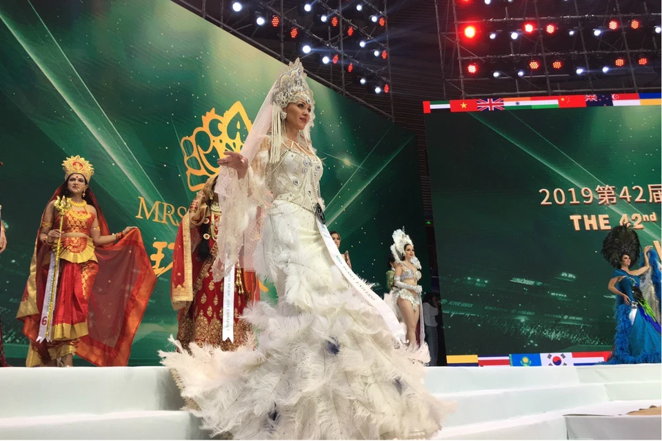 На дефиле в вечерних платьях Гоголь предстала в образе Царевны Лебедь. Фото: Федерация конкурса «Миссис Санкт-Петербург»