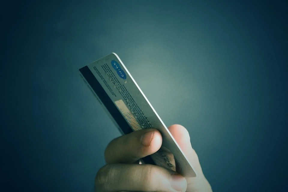 Жительница Радужного при продаже шкафа перевела мошенникам 400 тысяч рублей