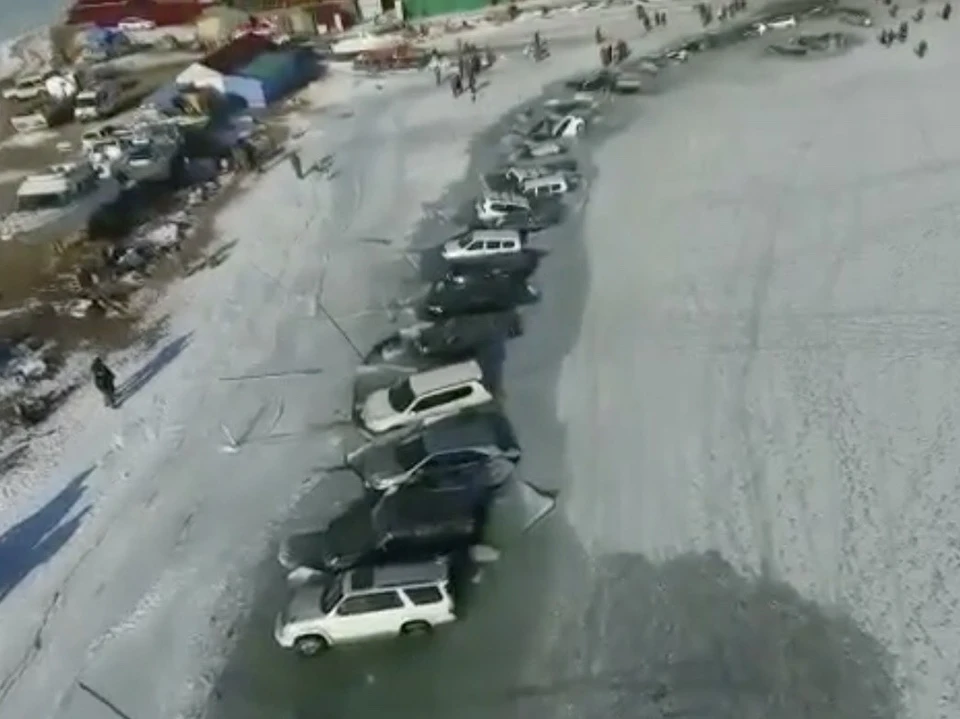 Порядка 30 машин провалилось под лед. Скрин из видео ГУ МЧС по Приморскому краю
