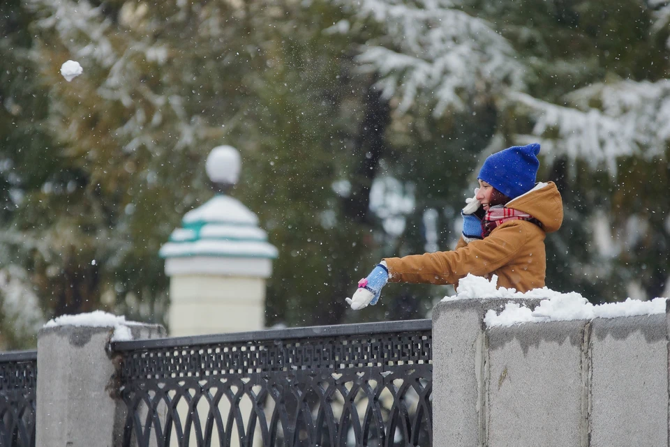В окно кидают снежки. Дети кидают снежки в окно. Брошенный парк. ВК Чебоксары дети кидают снежки в окно. Дети бросают снежки в корзину. Фото.