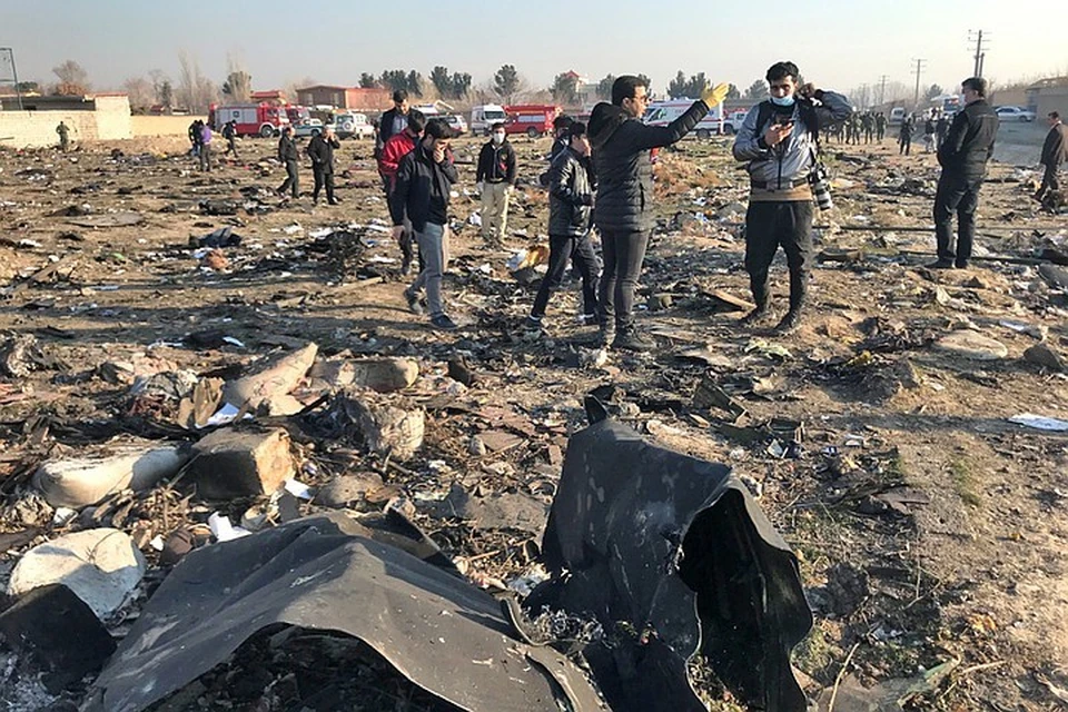 Обломки самолета разбросало от удара на несколько километров.