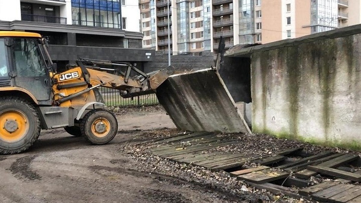 На Лабораторном проспекте снесли гаражи - KP.RU