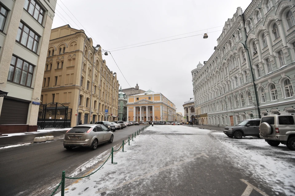 Вид на Торгово-промышленную палату со стороны Биржевой площади.