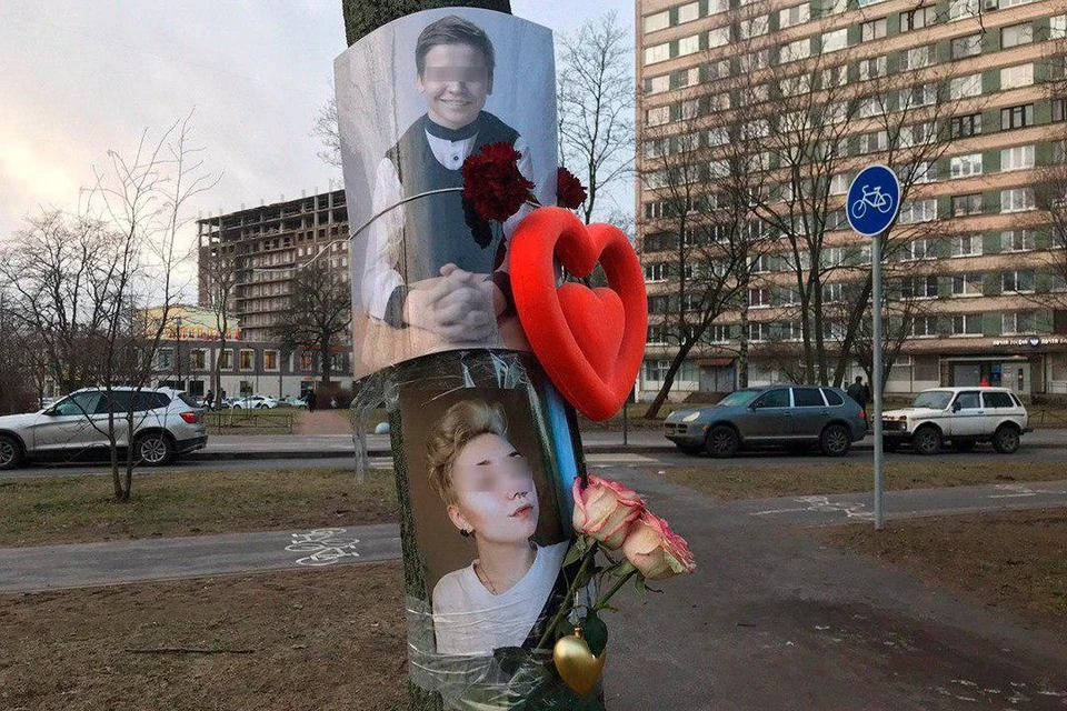 На месте, где иномарка насмерть сбила двух подростков, появился стихийный мемориал