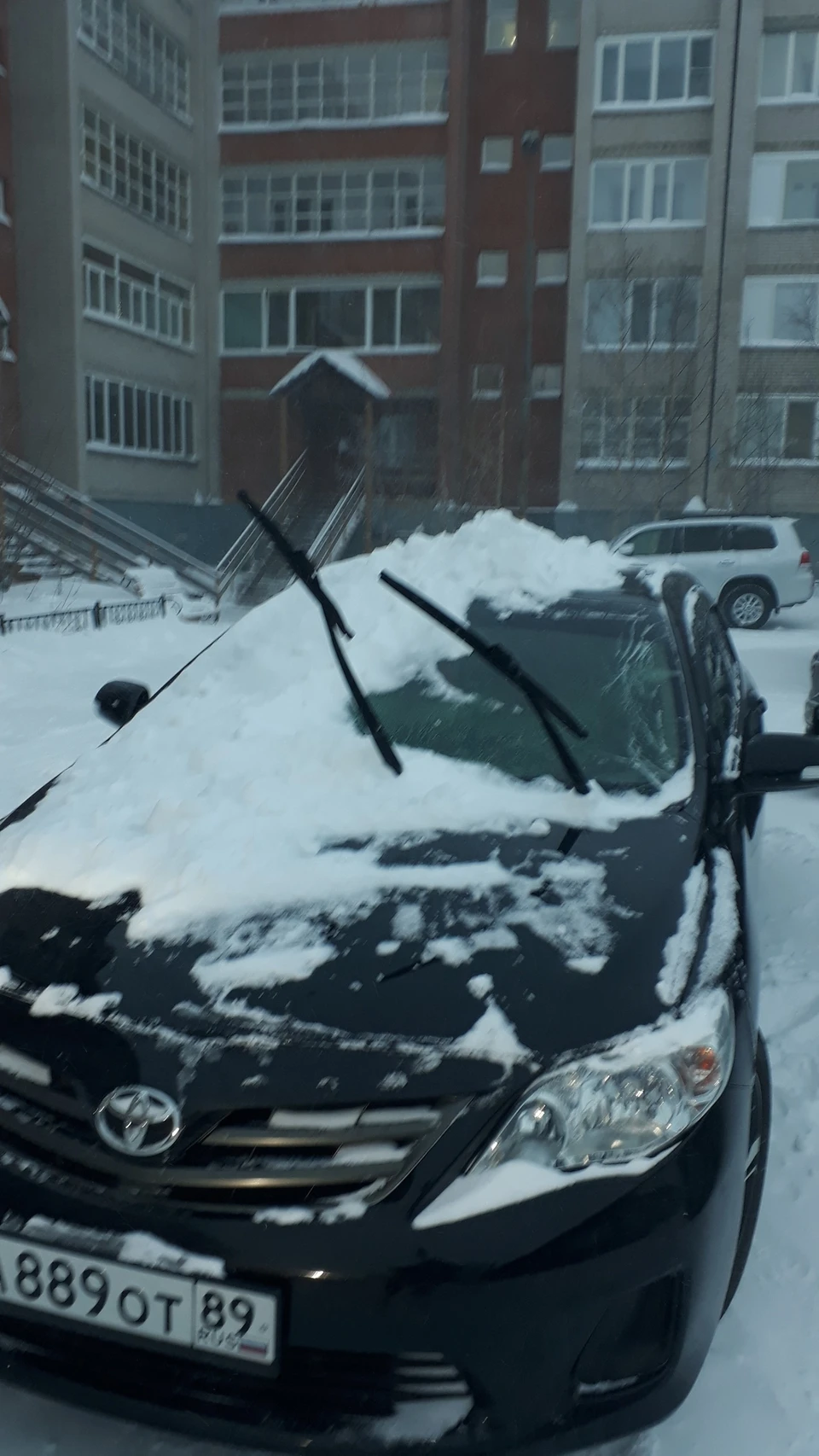 Салехард снег. Снег упал на машину. Разбитая машина в снегу. Снег на крыше машины. Снег с крыши упал на автомобиль.