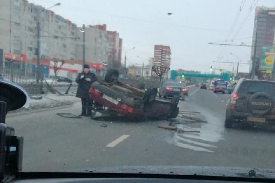 Автомобиль врезался в забор, вылетел на полосу встречного движения и перевернулся. Фото: "Подслушано в Ярославле"\vk.com.