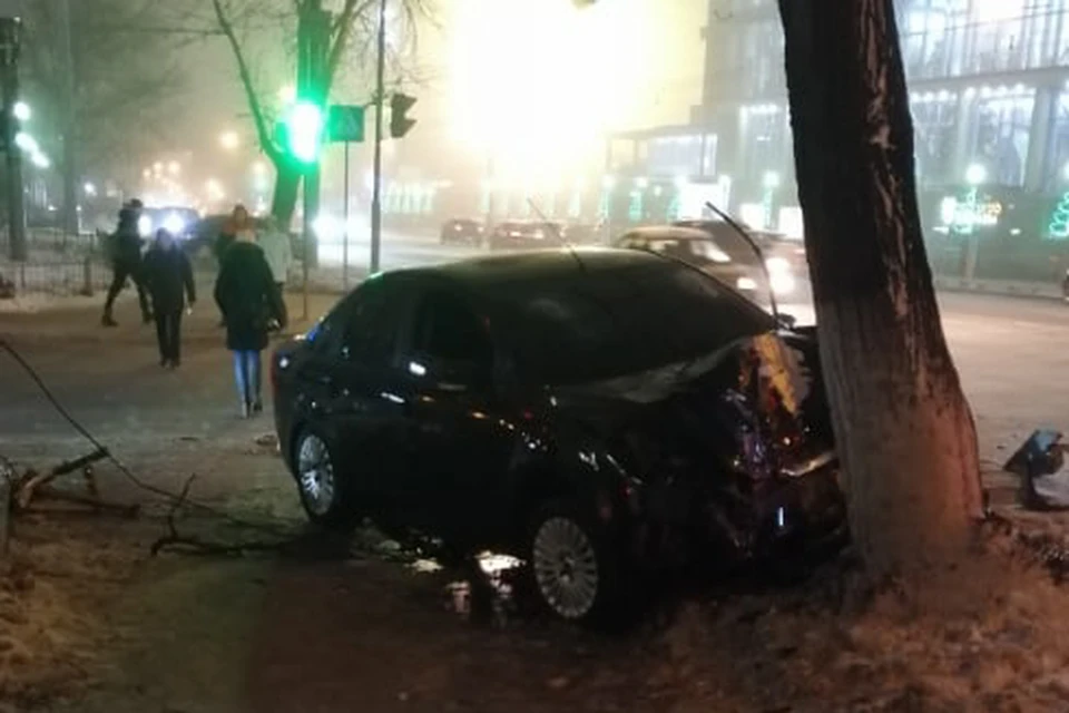 Очередной «гонщик» врезался в дерево на улице Белинского в Нижнем Новгороде. ФОТО: группа "Нижний Новгород"