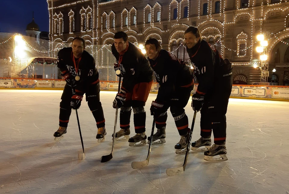 Как футболисты против девушек на Красной площади в хоккей играли